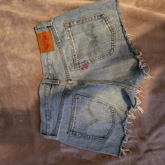 LEVIS Jean Shorts - Picture 2 of 3